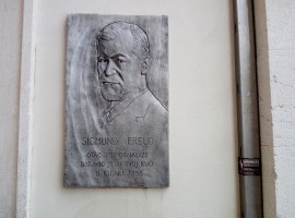Targa dedicata allo psicologo Sigmund Freud.