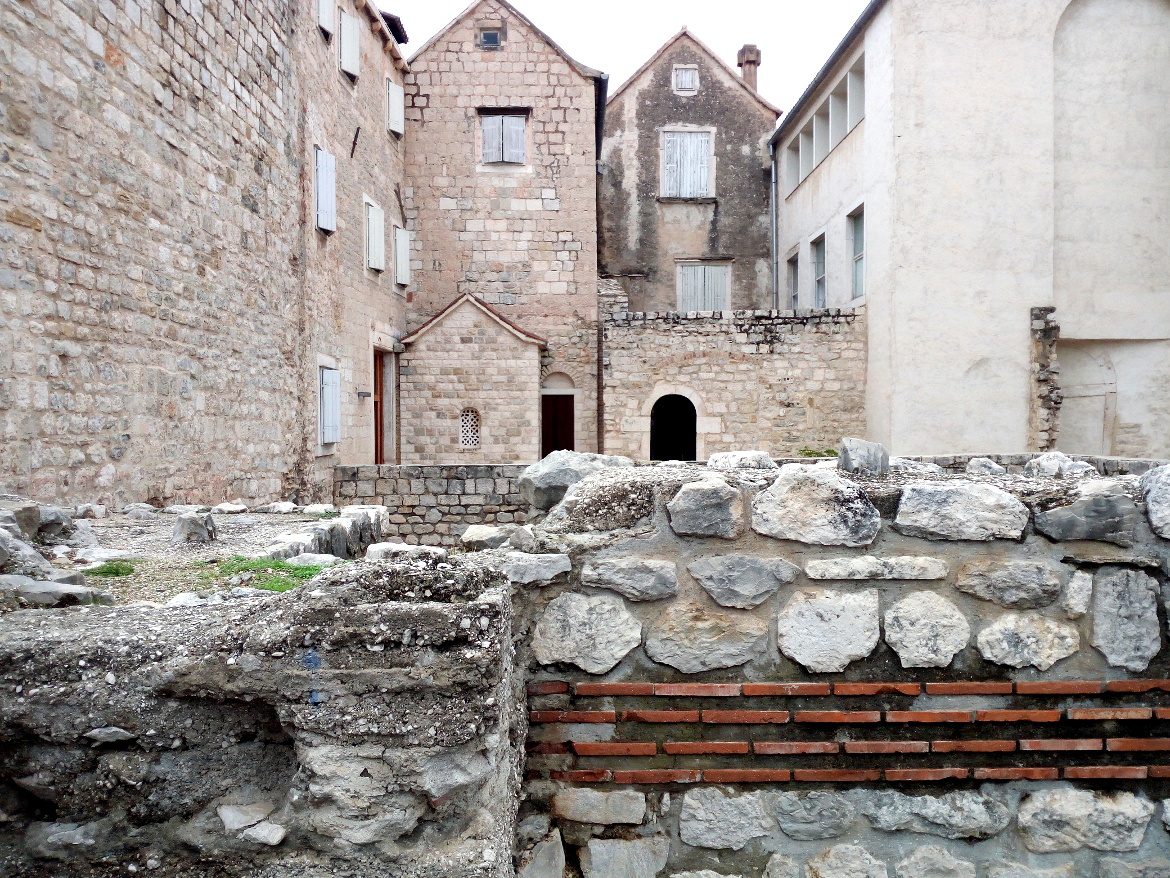 Antiche mura romane. Cosa fare a Spalato? Scoprire le meraviglie del Palazzo di Diocleziano