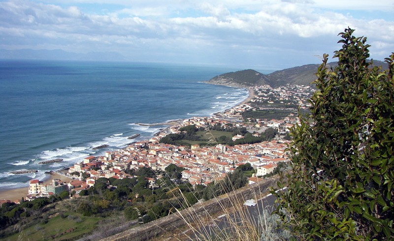 Panorama del Cilento, Santa Maria di Castellabate, foto di Wikimedia commons
