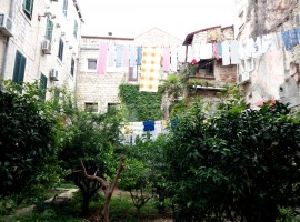 Un giardino verde nascosto tra le mura del centro storico di Spalato.
