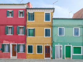Casette colorate a Burano, colori, foto di Christian Holzinger via Unsplash