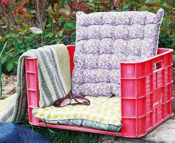 Sedia da giardino ricavata da una cassetta, foto via Pinterest