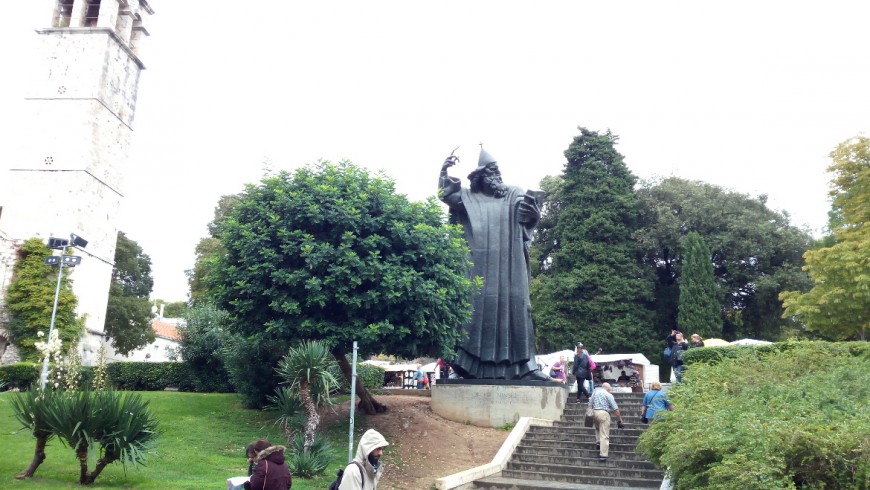 Cosa fare a Spalato? Accarezzare l'alluce portafortuna della Statua di Gregorio di Nona, opera dallo scultore croato Ivan Meštrović.