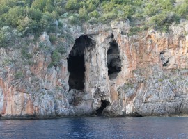 Grotta che ricorda un teschio, lungo la costa del Cilento