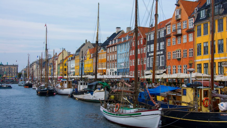 Nyhavn, Copenhagen, Danimarca, foto di Julien Widmer via Unsplash