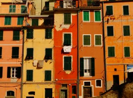 Casa colorate, Cinque Terre, vacanze a colori, foto di Sarah Ferrante via Unsplash