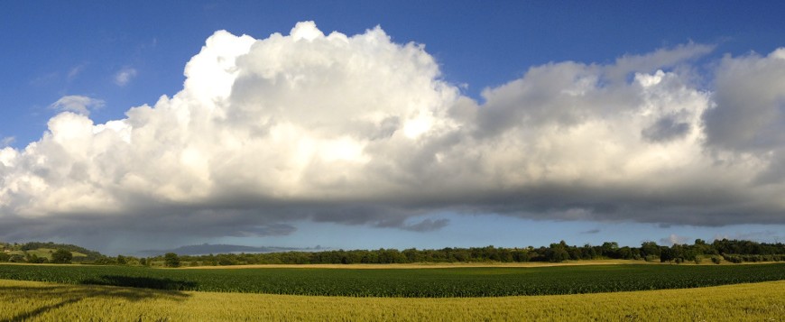 Paesaggio naturale della Maremma Toscana, nuvole e verde attorno all'agriturismo biologico sant'Egle