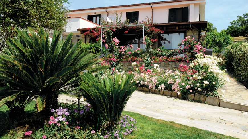 B&B eco-sostenibile in Sardegna, con un bellissimo giardino di rose e ulivi secolari