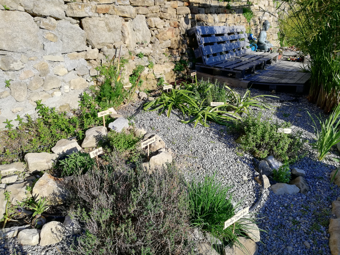 Un angolo relax nel grande giardino terrazzato di Agrilunassa che si affaccia sul mare, tra le colline di Bordighera
