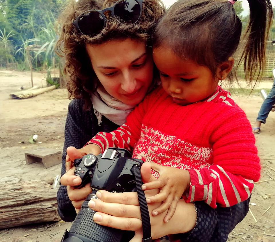 Teresa Agovino incontra una bambina durante il suo viaggio in Laos