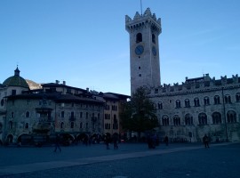 Piazza Duomo a Trento, Italia in treno