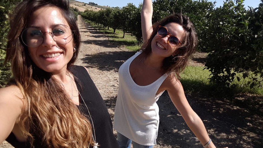 Nadia e Ilenia nel loro agrumeto bio nella campagna di Sciacca, Sicilia