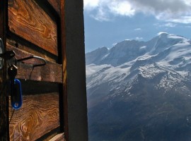 Vista sulle Alpi innevate dal Rifugio Muzio