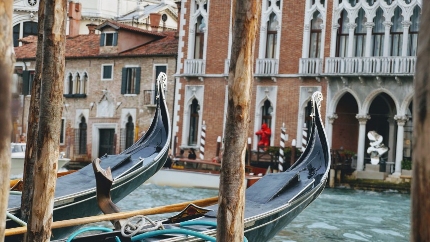 gondole nere sull'acqua della laguna di Venezia