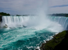 Cascate del Niagara, foto di Edward Koorey, via Unsplash