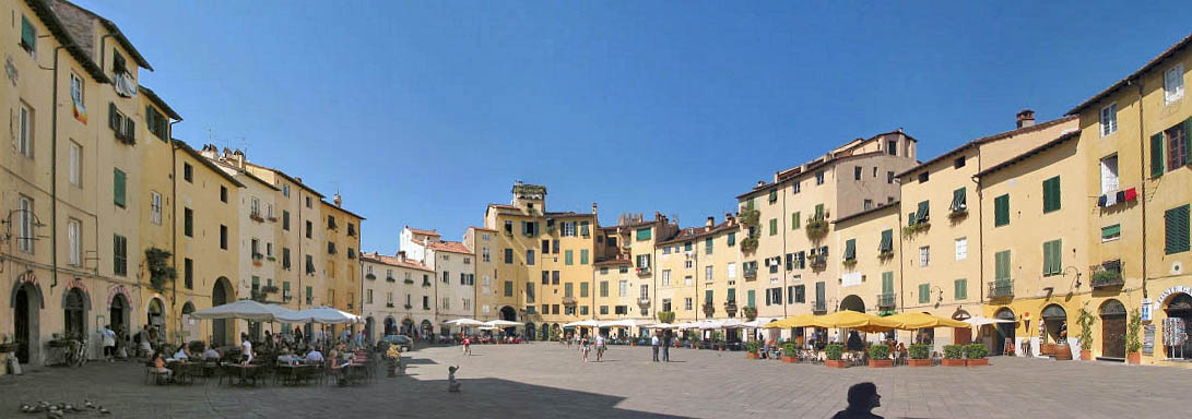 La caratteristica piazza di Lucca, da non perdere partendo da Borgo4Case