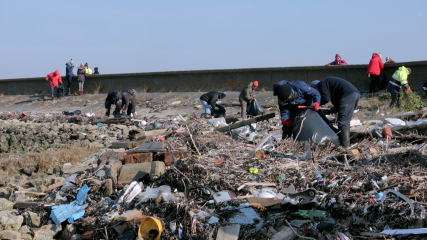 Attivisti puliscono gli argini del Tamigi