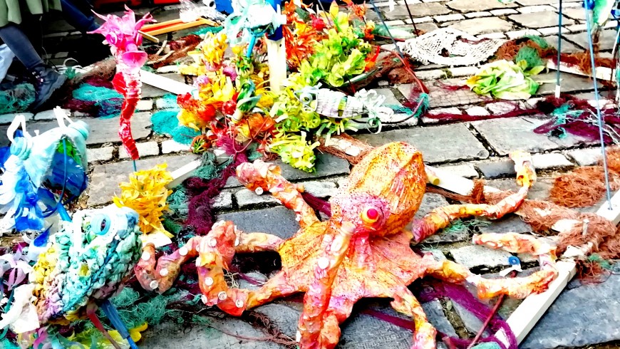 Pesci, polipi e meduse in plastica riciclata, realizzati durante i laboratori creativi del Posidonia Green Festival a Barcellona