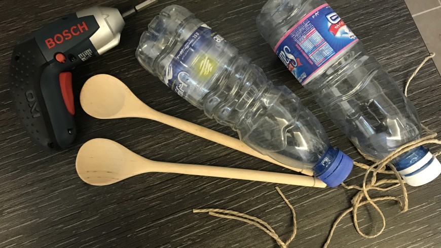 strumenti per riciclo creativo: bottiglie di plastica, corda, cucchiaio di legno