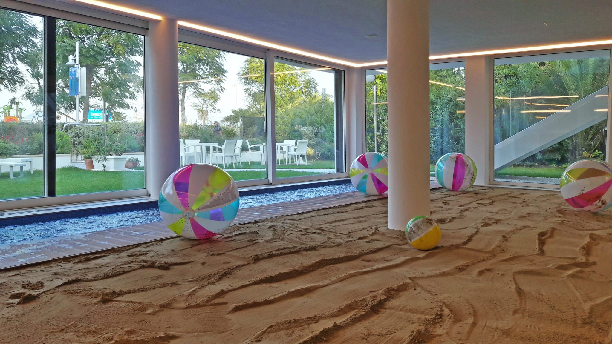 Nell'Atlantic Spa di Riccione, l'elemento di sopresa, l'unicità, è la Spiaggia d'Inverno, all'interno dell'albergo, con sabbia vera, piccola piscina (per i bambini) e lampade a raggi infrarossi.