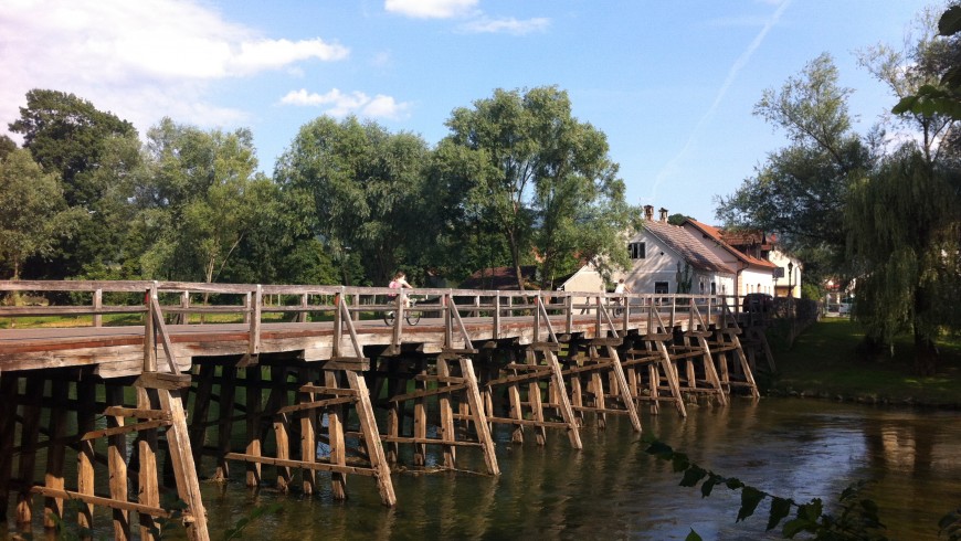 ponte di legno, pedonale e ciclabile, che porta nel centro di Kostanjevica na Krki