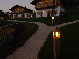 Pineta Natural Chalet, Tavon, Trentino, luci soffuse di notte