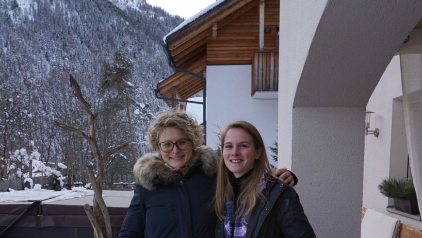 Britt insieme a Barbara, proprietaria dell'Ecobnb Les Gomines (Trentino Alto Adige)