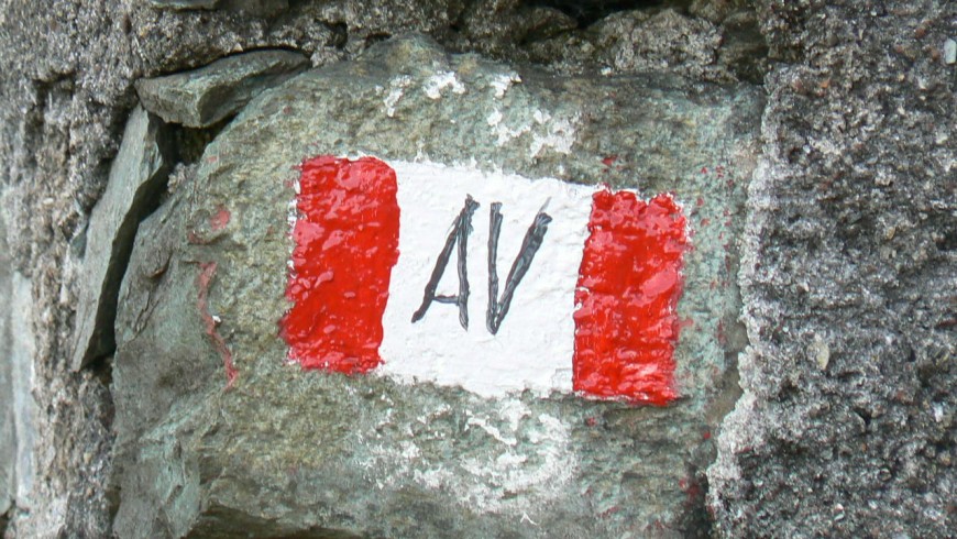 La segnaletica lungo il percorso, qui dipinta su una roccia