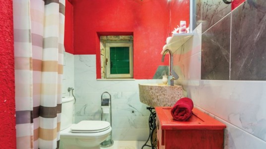 Bagno della casa, con pareti rosse
