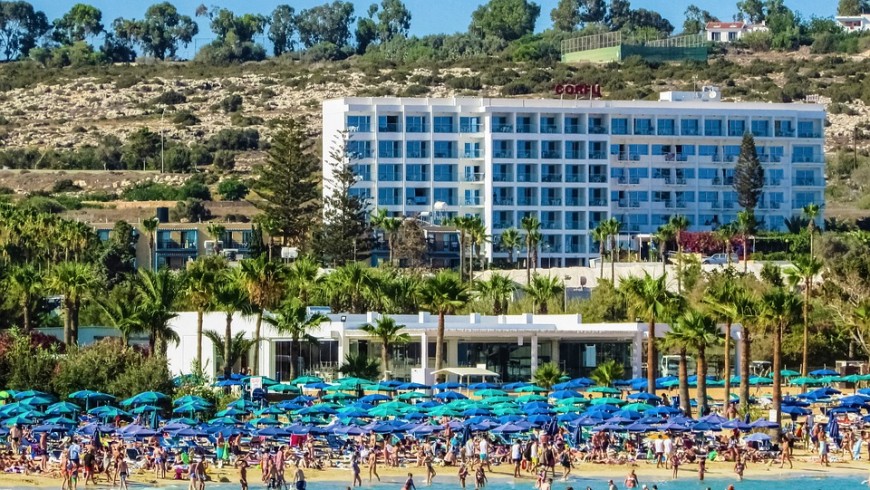 Una spiaggia affollata davanti ad un hotel, esempio di destinazione turistica di massa