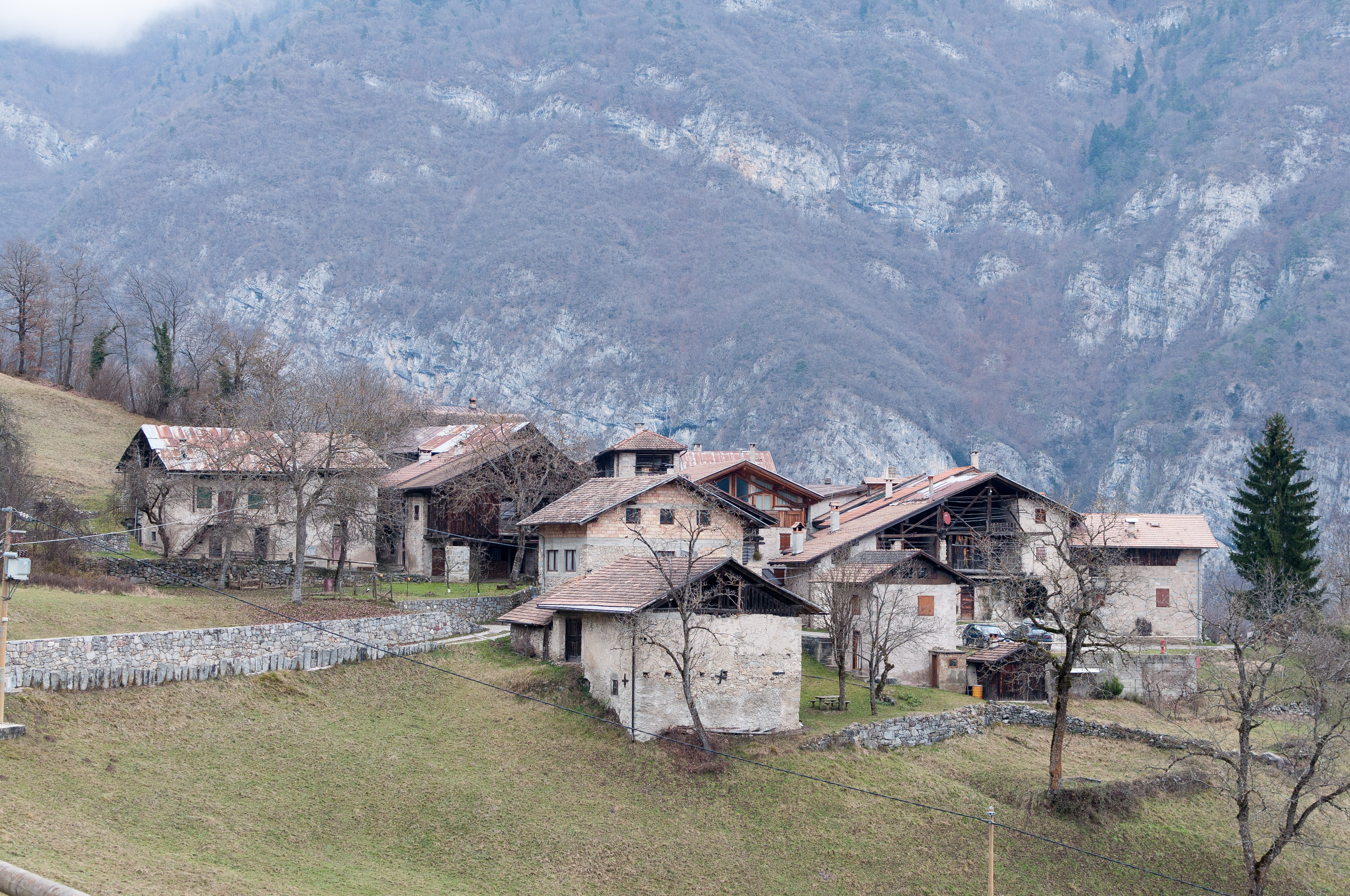 Villaggio abbandonato, visto da lontano, con tipiche case medievali trentine