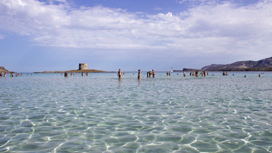 l'acqua cristallina della spiaggia La Pelosa, a Stintino, in Sardegna