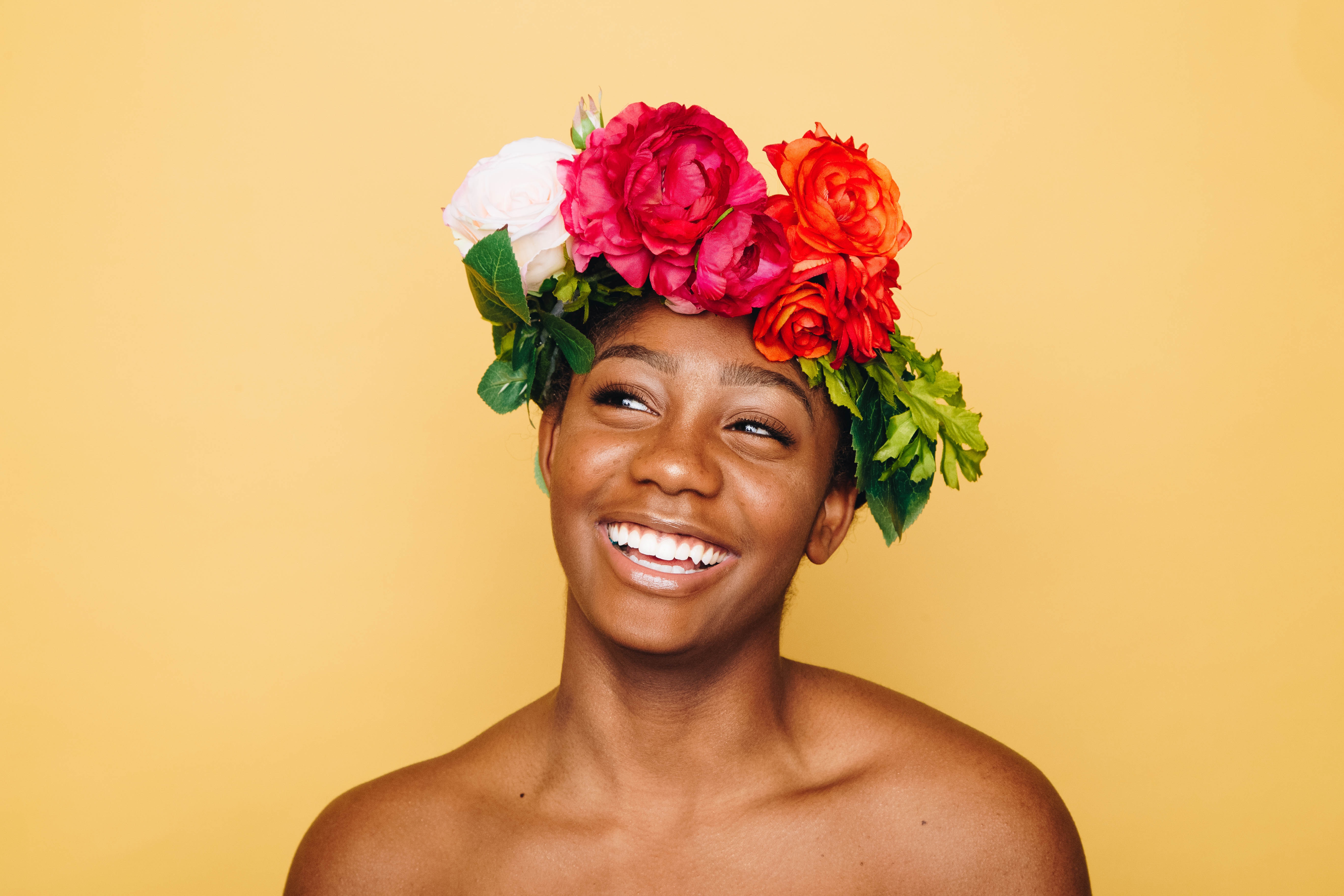 ragazza sorridente con una corona di fiori in testa