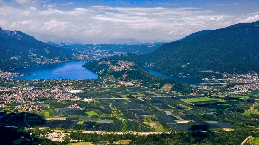 Vista aerea sulla valle, visibili i laghi di Caldonazzo e Levico, separati dal colle Tenna