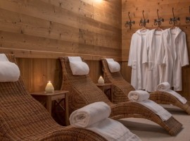 sauna con poltrone in vimini