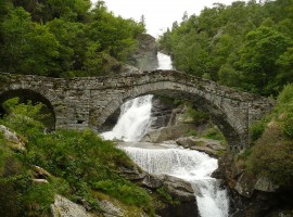 cascata con ponte acuto in pietra