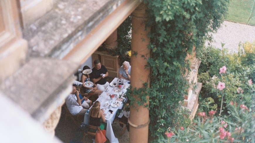 Il modello di ospitalità diffusa di Bisos, photo di Ines Castellano via Unsplash