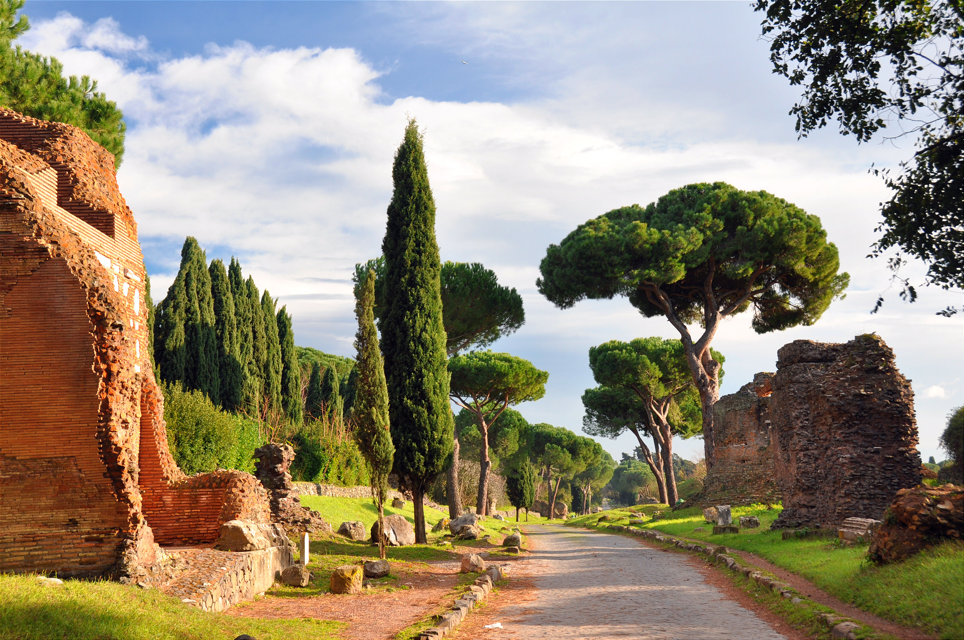 antica strada romana con cipressi e rovine