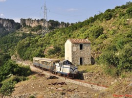 vecchio treno passa nell'entroterra sardo turismo lento