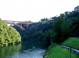 ponte ferroviario in ferro passa sopra l'adda e la ciclabile