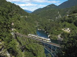 ferrovia su ponte di ferro sospesa sul lago alpino