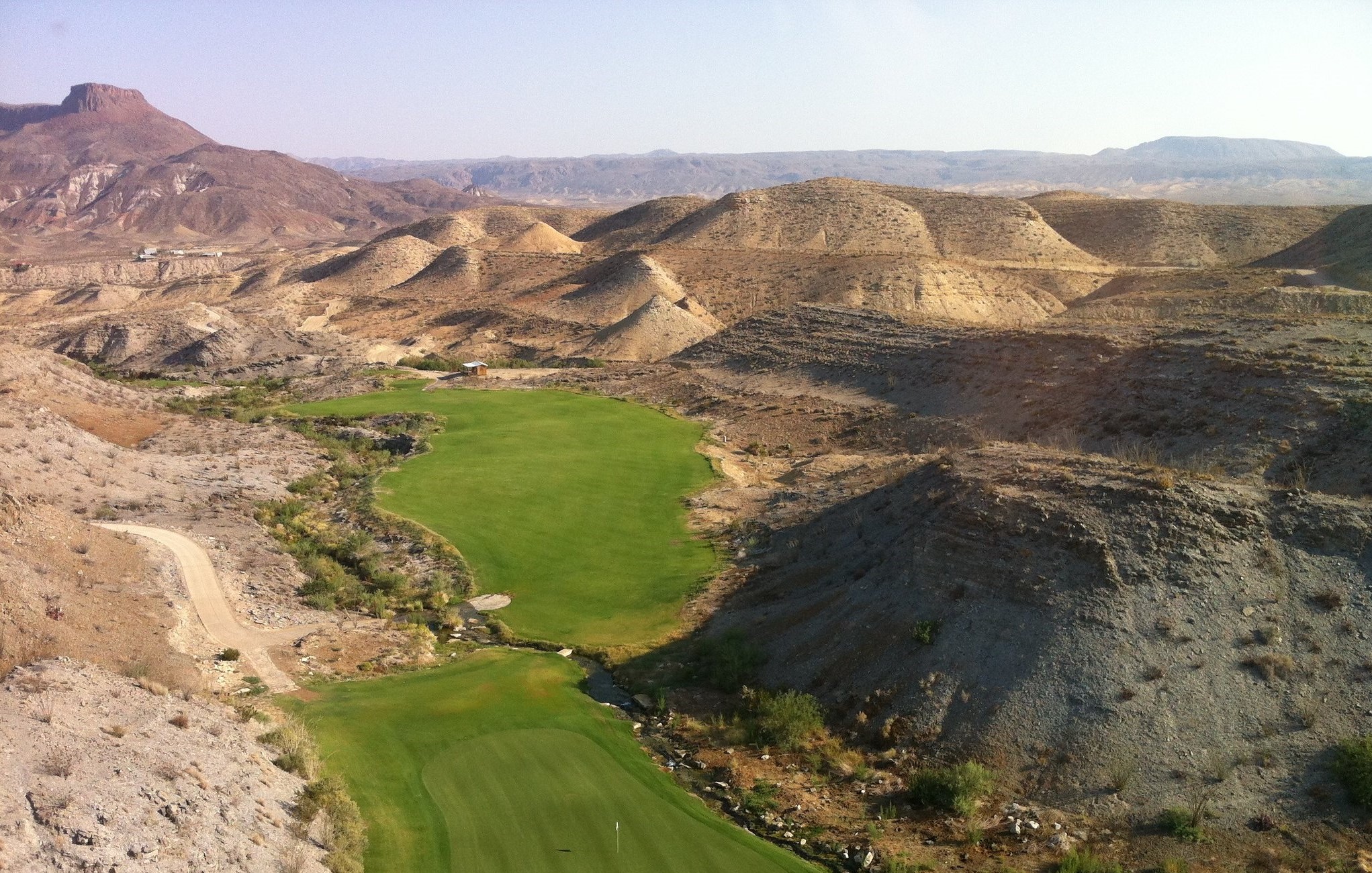 campo da golf con prati verdi in mezzo al deserto