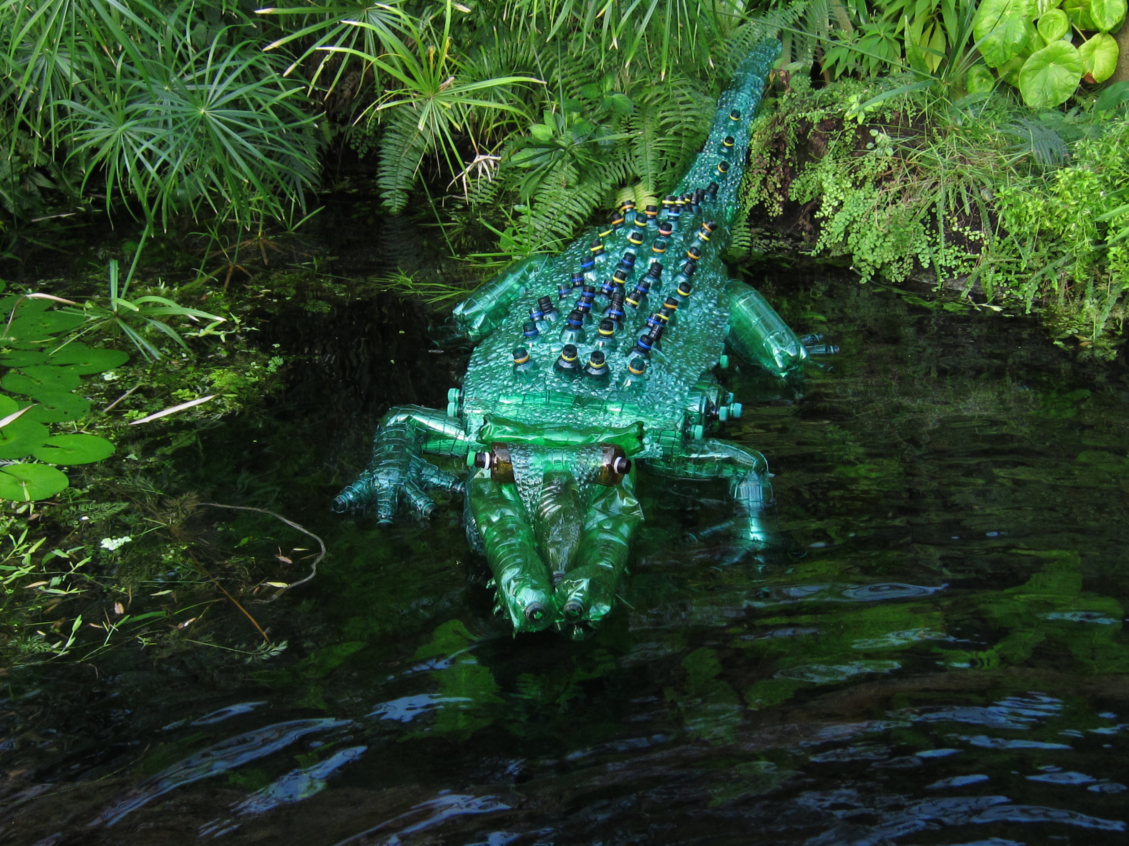 Coccodrillo in bottiglie di plastica, pet-art di Veronika Richterová