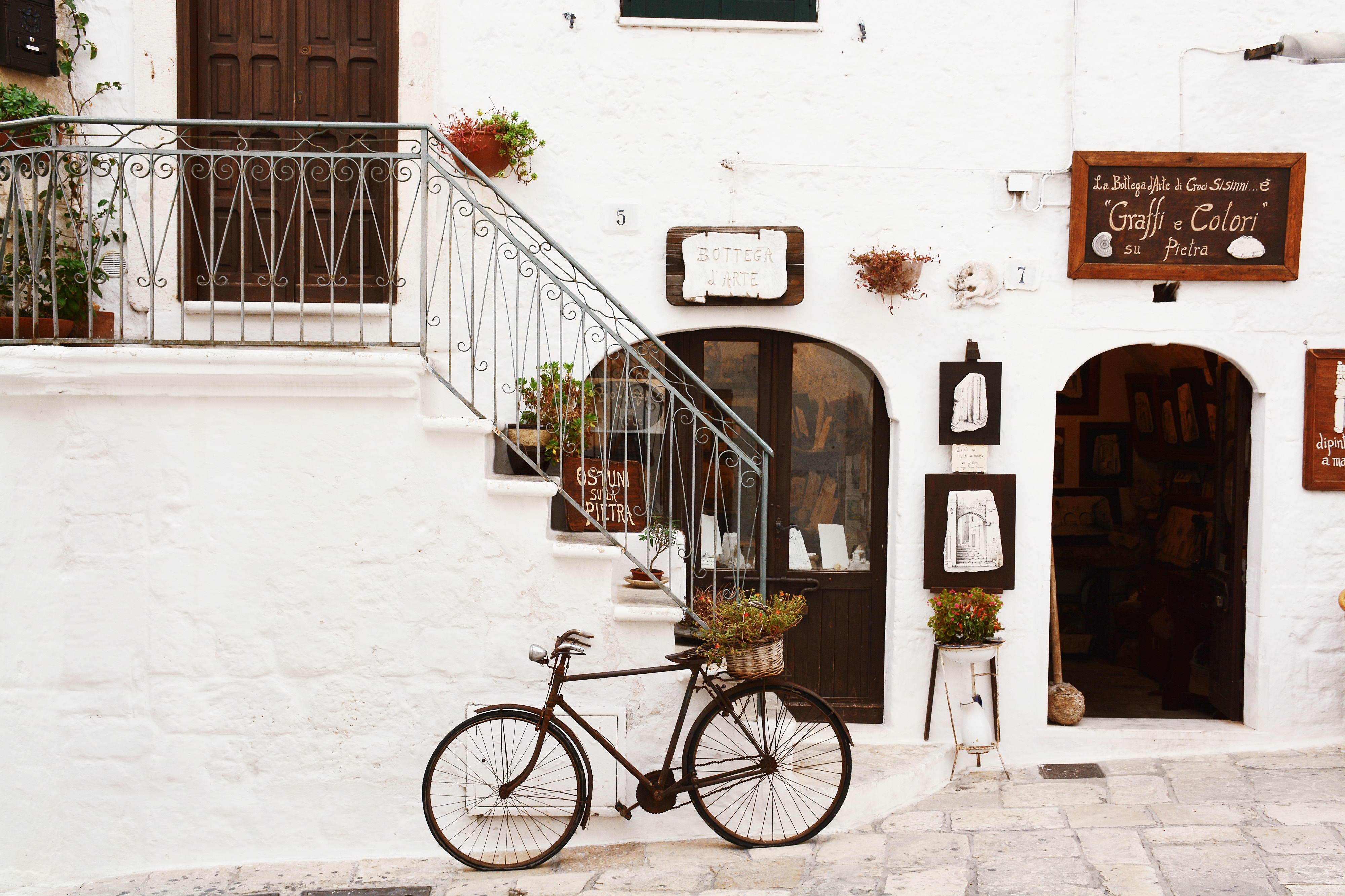 bicicletta nell'antico borgo di matera, basilicata