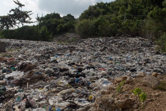 i rifiuti di boracay, una delle isole del pacifico distrutte dall'overtourism