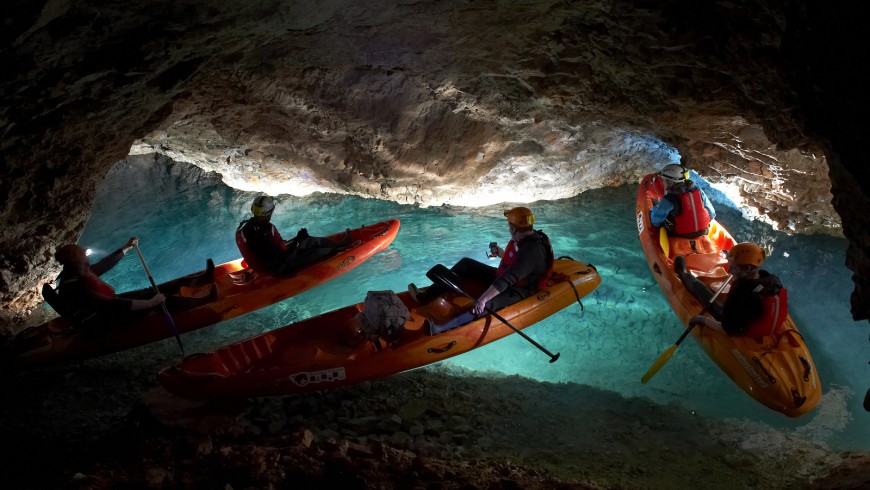 kayak sotteraneo nelle grotte