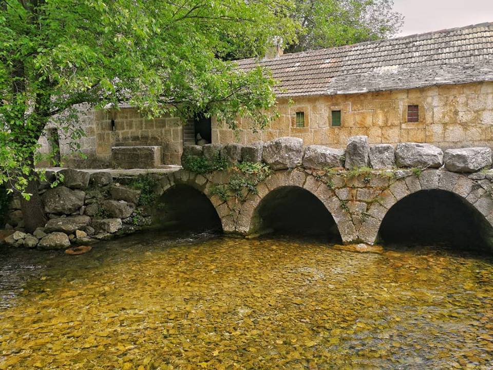 ponte di pietra sopra il fiume grab