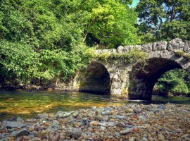 ponte di pietra del fiume grab