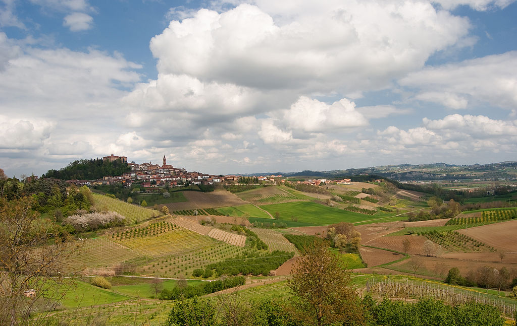 Colline di Roero, sullo sfondo il paese e castello di Govone