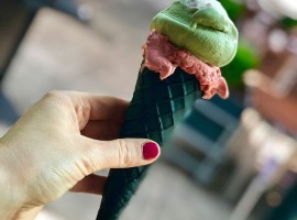 gelato servito nel bar con cono di colore nero